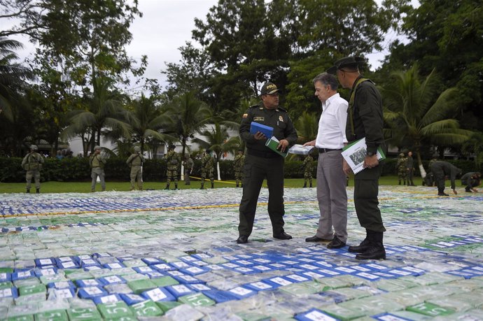 Juan Manuel Santos revisa el mayor cargamento de droga incautado en Colombia