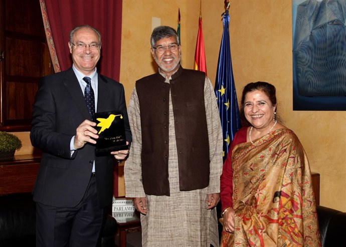 Kailash Satyarthi, Nobel de la Paz, visita el Parlamento Andaluz