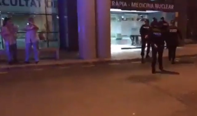 Policías visitan el hospital de Son Espases