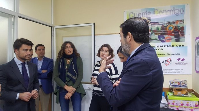 Loles López durante su visita, junto con dirigentes del PP de Sevilla