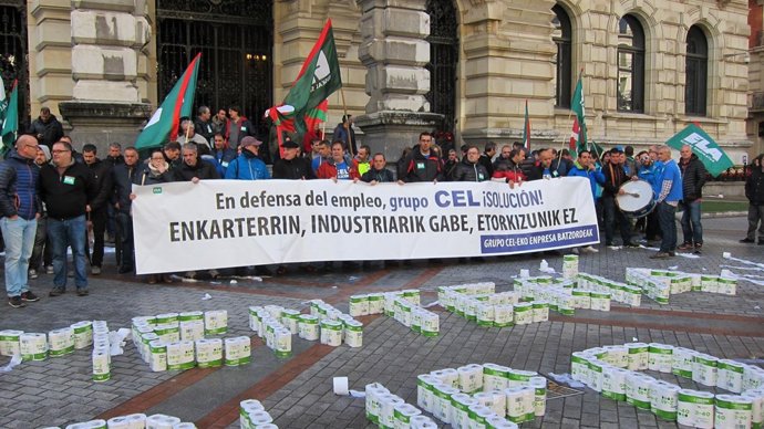 Protesta de los trabajadores de CEL ante la DIputación de Bizkaia