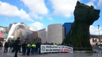 Los trabajadores de GE Ortuella se concentran ante el Museo Guggenheim de Bilbao para exigir que "se salve la planta" 