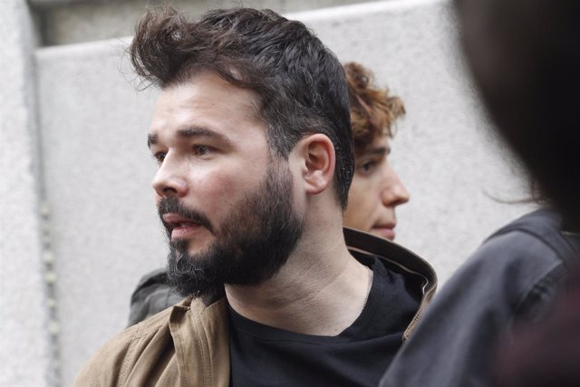 Gabriel Rufián espera la llegada de Forcadell en el Tribunal Supremo