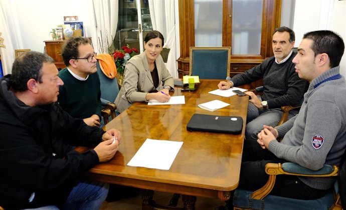 Igual y Quirós se reúnen con el sector del taxi