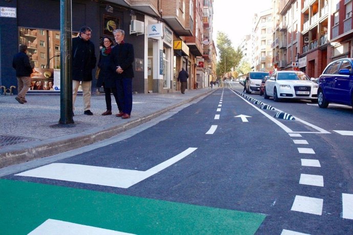 El alcalde al lado de un carril-bici en San José