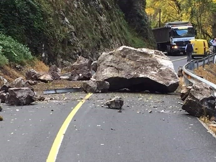 Desprendimiento de rocas en el Desfiladero de la Hermida 