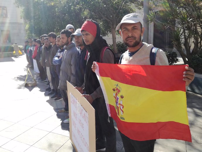 Inmigrantes asiáticos concentrados ante la Delegación del Gobierno en Ceuta
