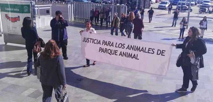 Acusada en juicio Parque Animal a la salida de los juzgados