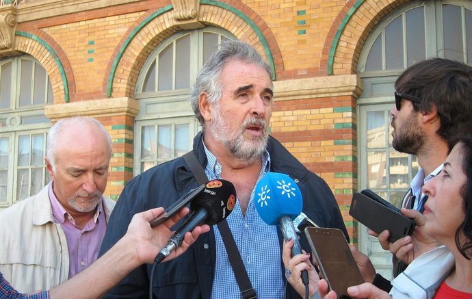 El coordinador de la Mesa del Ferrocarril de Almería, José Carlos Tejada