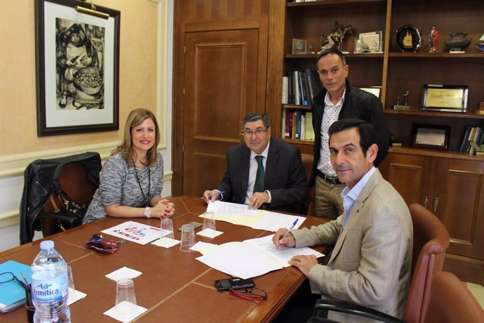 Np: El Alcalde De Vélez Málaga Cierra La Firma De Dos Nuevas Parcelas En El Parq
