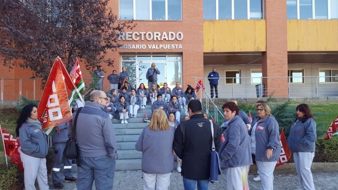 Concentración de la plantilla de limpieza de la UPO