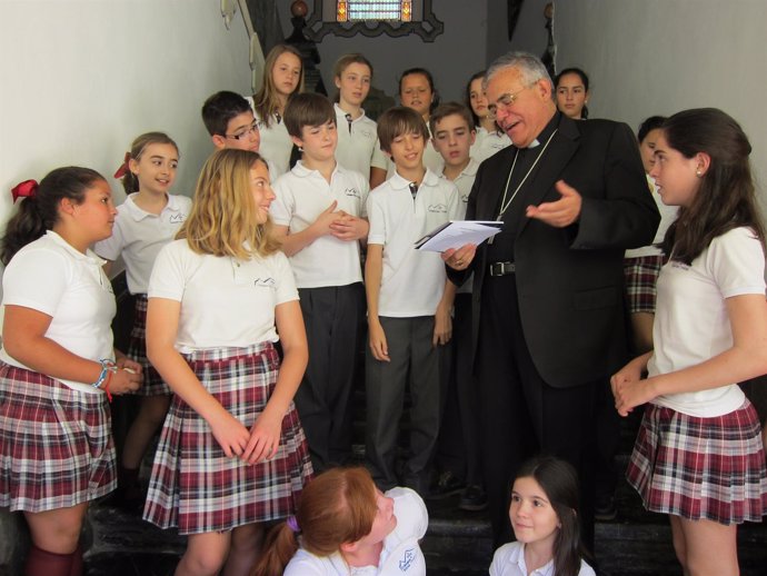 El obispo ejerce de monitor de escolares de La Trinidad en el Palacio Episcopal