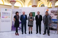 Puertos.- La artista Cristina Díaz logra el primer premio del V Certamen de Pintura Puerto de Sevilla