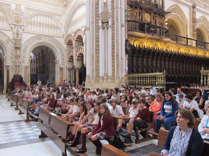 Alumnos de colegios concertados en un encuentro con el obispo en la Catedral