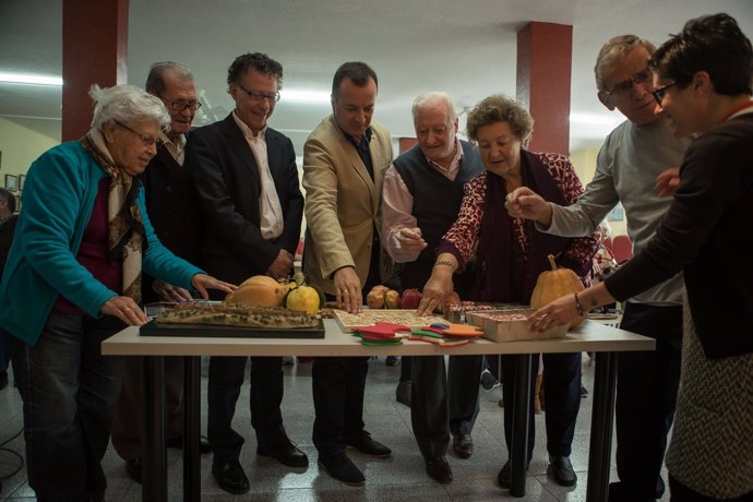 Mayores participan en una actividad educativa sobre la Alhambra