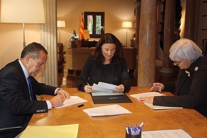 La presidenta de la Diputación de Barcelona firma créditos con ayuntamientos
