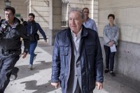 El empresario que simuló besar a Teresa Rodríguez pide el archivo y reitera que fue "una broma"