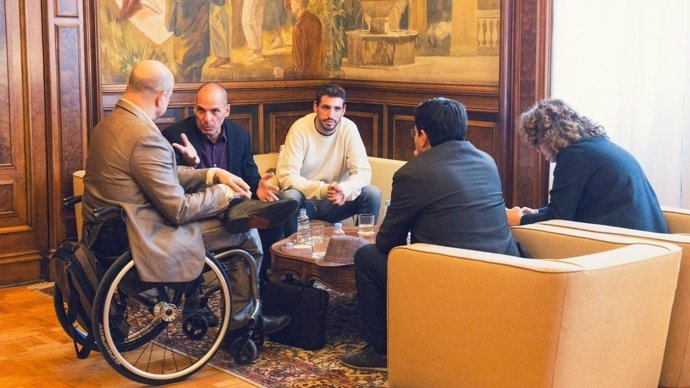 Reunión de Gerardo Pisarello, Yanis Varoufakis y Jordi Ayala