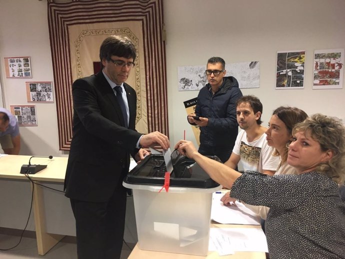 El pte.C.Puigdemont vota en el referéndum del 1-O
