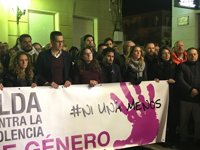 Representantes políticos y ciudadanos rechazan en Elda la violencia machista y condenan el asesinato de Jessica