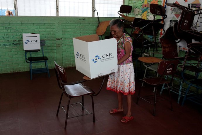 Una mujer vota durante las municipales en Nicaragua. 