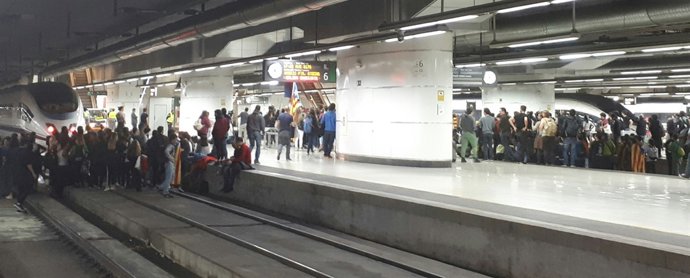 Estudiants tallen les vies de l'AVE a l'estació de Sants durant la vaga