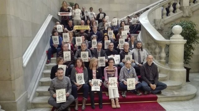 Trabajadores del Parlament se concentran en apoyo a Forcadell
