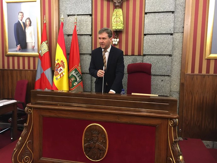Javier Lacalle en el pleno del Ayuntamiento de Burgos