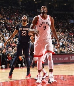 Ibaka durante una acción del partido con Cousins