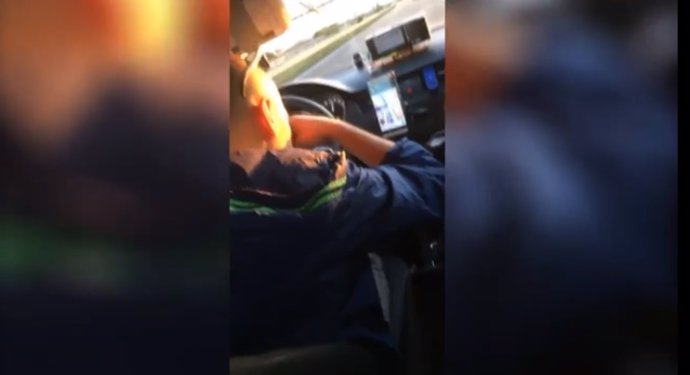 Vídeo en el que se puede ver al taxista esnifando cocaína al volante