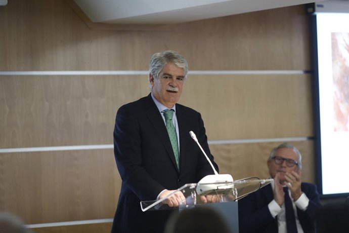 Alfonso Dastis clausura la jornada De la tribu a la ciutadania... europea?