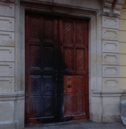 Cremen la porta de l'Ajuntament de l'Hospitalet