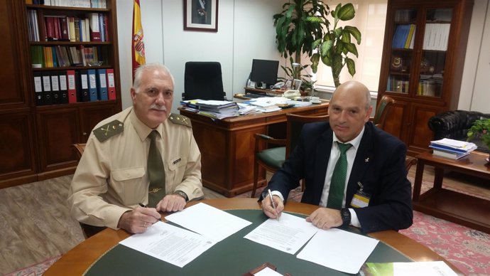 Joaquín Pérez íñigo y César Romero, en la firma del acuerdo en Madrid