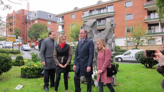 Dirigentes del PP vasco ante el monolito en homenaje       