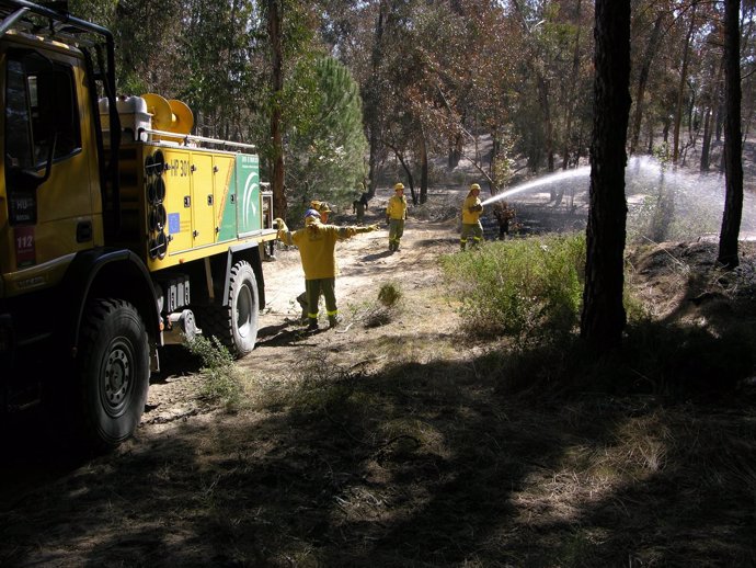 Reten De Guardia Para Controlar El Incendio En Moguer. 