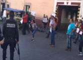 Foto: Despiden a huevazos al secretario de Educación en Maravatío (México)