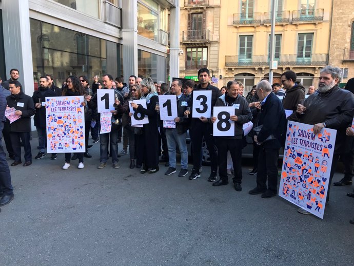 Restauradors lliuren 18.138 signatures per canviar l'Ordenança de Terrasses