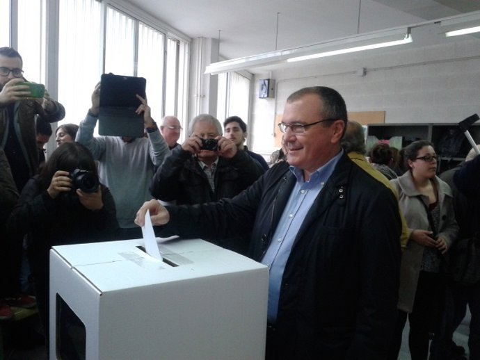 L'alcalde de Reus, Carles Pellicer, vota en el9 