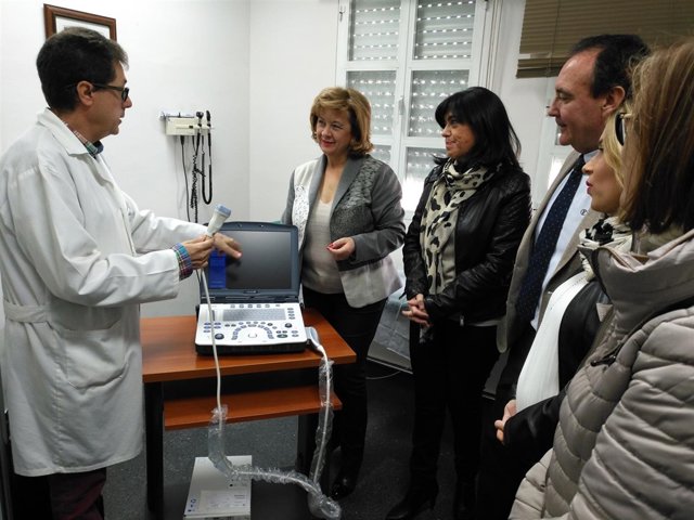 Teresa Vega (c) visita el centro de salud de Torredelcampo.