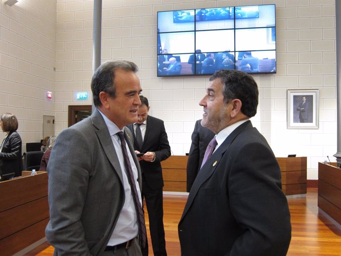 Sánchez Quero hablando con Feliciano Tabuenca (PSOE), antes del pleno de la DPZ