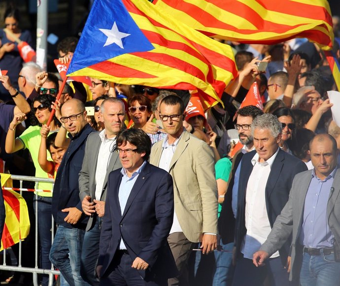 Puigdemont en la manifestación en Barcelona por la libertad de Sanchez y Cuixart