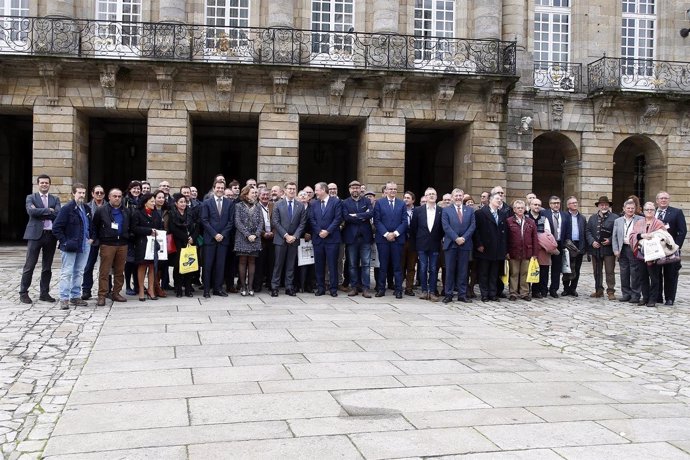 Foto tras la clausura de la asamblea de la Asociación de municipios del Camino