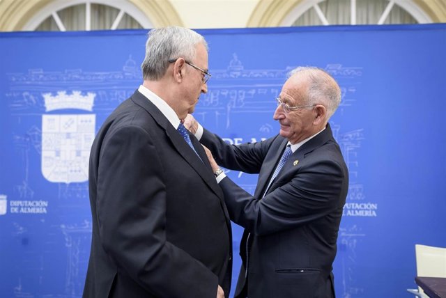 Gabriel Amat imponiendo el Escudo de Oro de la Provincia a Guillermo Blanes.