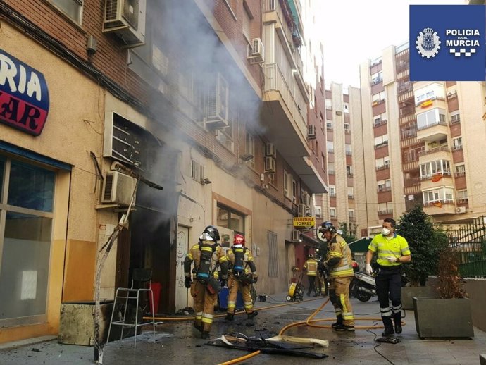 Intervención Bomberos en incendio zapatería del centro de Murcia
