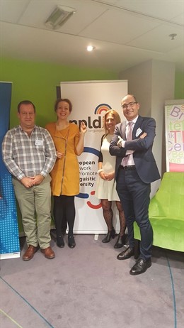 Mikel Arregi, de Euskarabidea, junto a cargos del NPLD