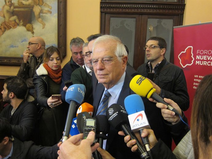 Josep Borrell, abans de participar en el Fòrum Nova Múrcia