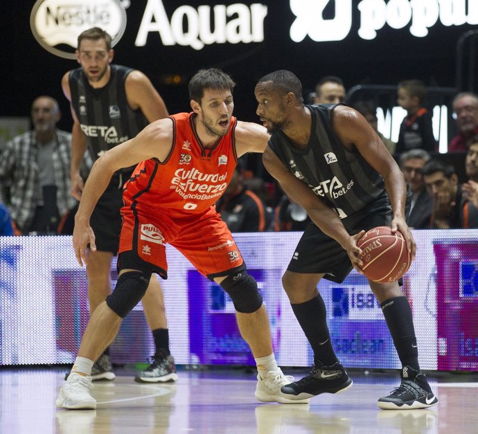 Jonathan tabu y Sam Van Rossom Valencia Basket contra Retabet Bilbao Basket 