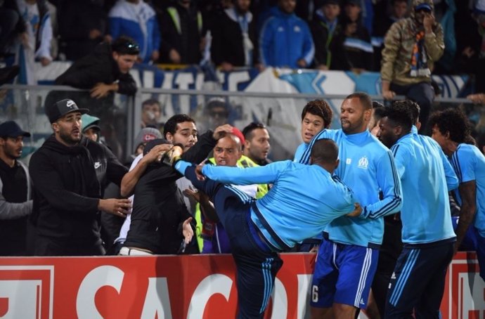 Patrice Evra dando una patada a un aficionado de su equipo