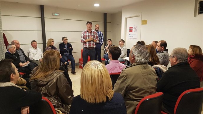 Bustillo mantiene un encuentro con militantes