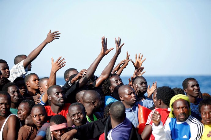 Inmigrantes durante una operación de rescate en el mar Mediteráneo (ARCHIVO) 